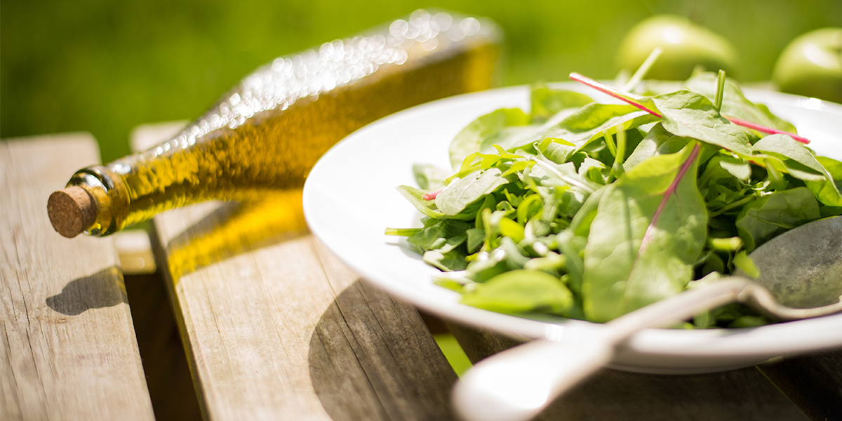 Nahrungsmittel, die dich beim Detox unterstützen, Salat in einem Teller auf dem Tisch